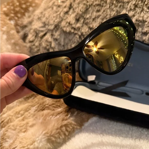 Gucci | Accessories | Chic Black And Gold Sunglasses | Poshmark display picture 1